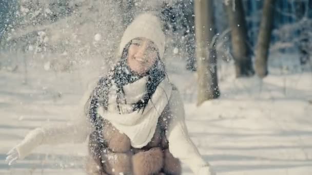 Chica jugando con la nieve — Vídeos de Stock