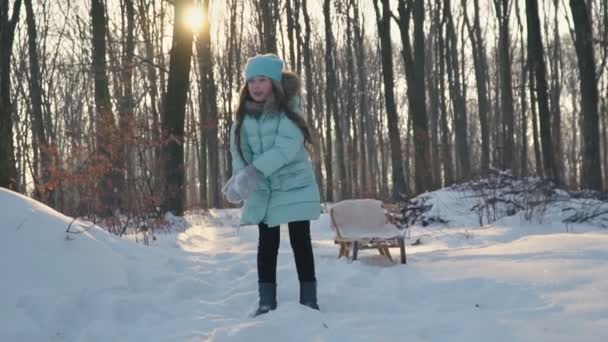 Mädchen spielt mit Schnee — Stockvideo