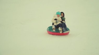 Anne ve kızı bir kızak sürme