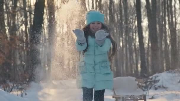 Fille jouer avec la neige — Video