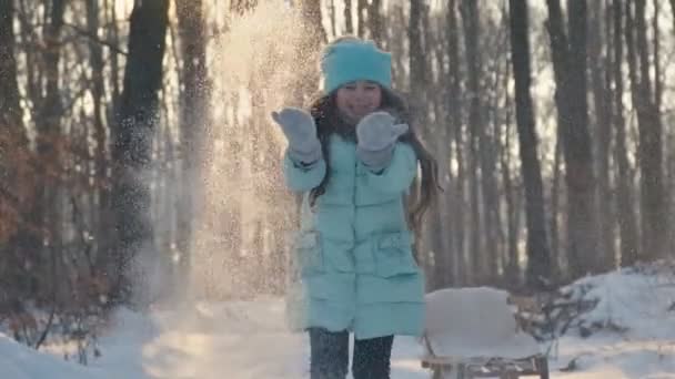 Meisje spelen met sneeuw — Stockvideo