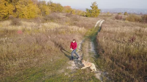 Mulher com um cão ao ar livre — Vídeo de Stock