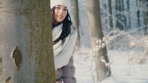 Flickan gömmer sig bakom ett träd — Stockvideo