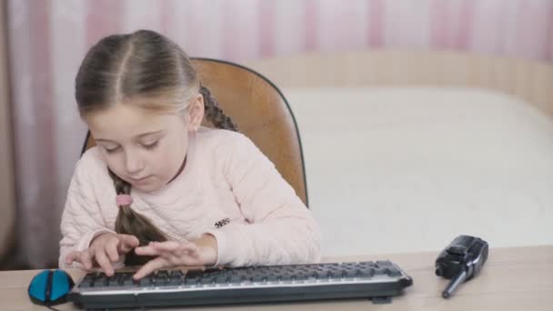 Het meisje zit aan de tafel — Stockvideo