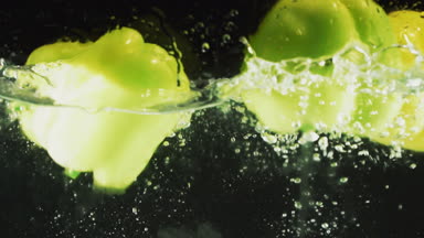 Biberler suya düşüyor