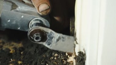 bir ahşap blok kırpma