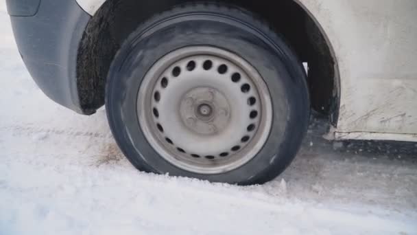 Bir kış yolda araba tekerlek — Stok video