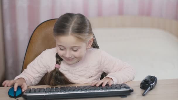 Девушка сидит за столом — стоковое видео