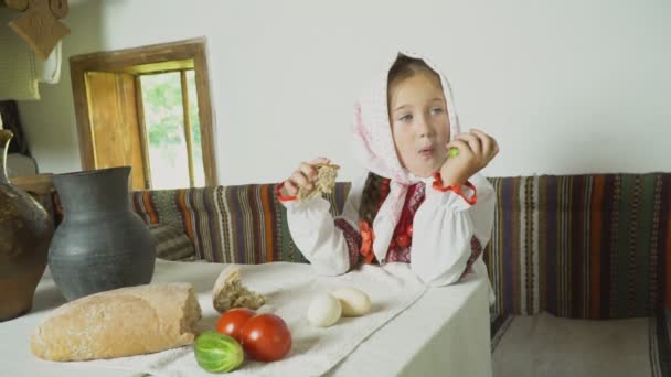 A criança come sentado à mesa — Vídeo de Stock