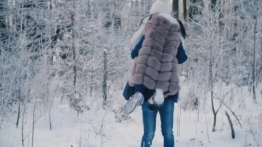 Parkta kucaklaşan çift.