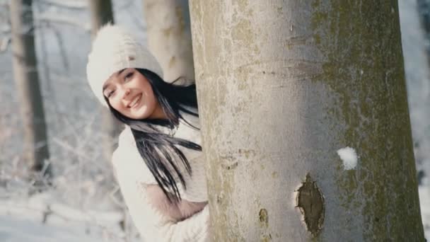 Das Mädchen versteckt sich hinter einem Baum — Stockvideo