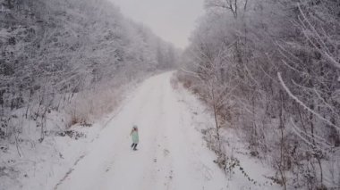 Çocuk orman yolu çalışır