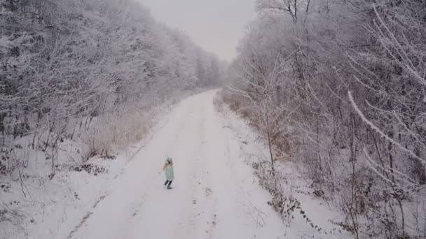 Дитина біжить лісовою дорогою — стокове відео