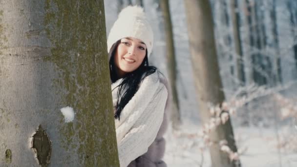 Flickan gömmer sig bakom ett träd — Stockvideo