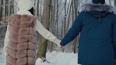 Kış ormanın içinde yürümek çift