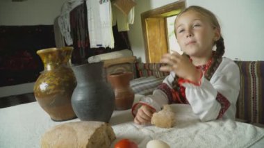 masada oturan çocuk yiyor