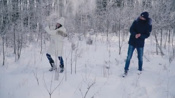 Пара забрасывает снежками — стоковое видео