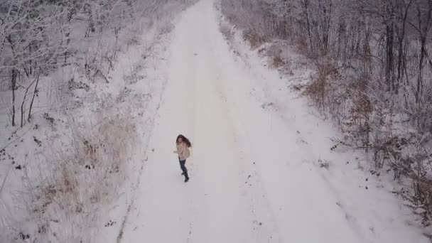 A menina está correndo ao longo da estrada — Vídeo de Stock