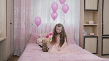 Kanepede kedisi olan kız.