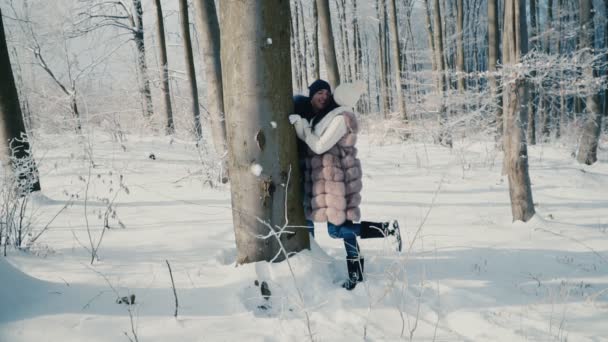 Пара в зимовому лісі — стокове відео