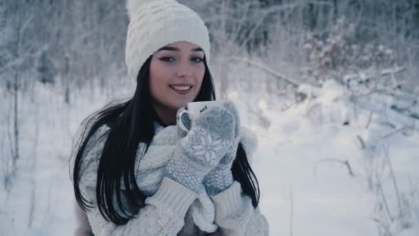 A menina está bebendo chá — Vídeo de Stock