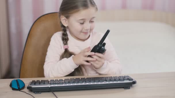 The girl is sitting at the table — Stock Video