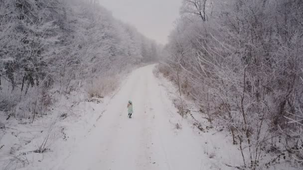 Il bambino corre lungo la strada forestale — Video Stock