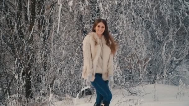 Chica jugando con la nieve — Vídeos de Stock