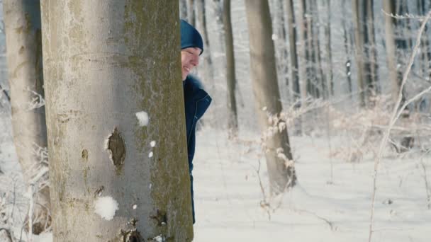 Par i skogen vinter — Stockvideo