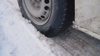 bir kış yolda araba tekerlek