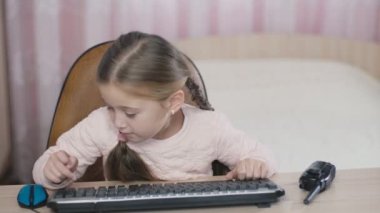 Kız masada oturuyor