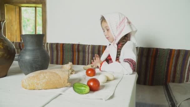 A criança come sentado à mesa — Vídeo de Stock