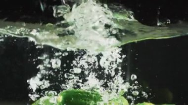Salatalık suya düşer.
