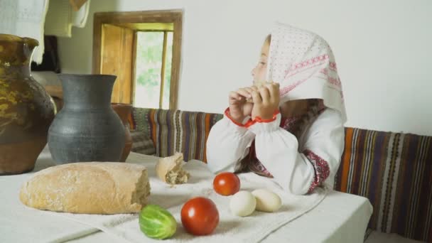 L'enfant mange assis à la table — Video