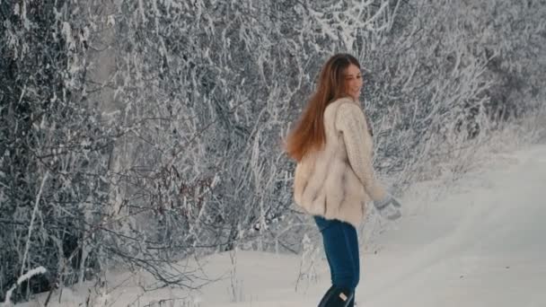 Flicka leker med snö — Stockvideo