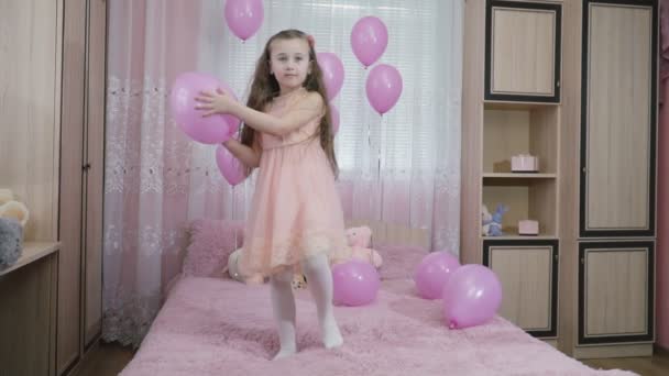 Дівчина стрибає в ліжку — стокове відео