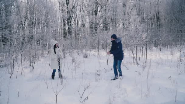 Das Paar wirft Schneebälle — Stockvideo