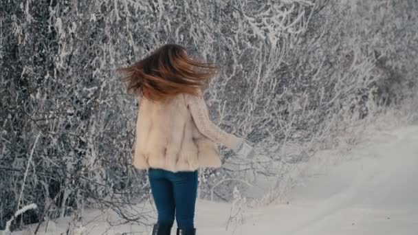 Девушка играет со снегом — стоковое видео