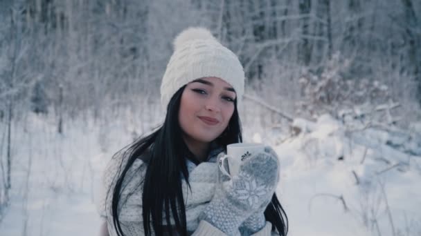 A menina está bebendo chá — Vídeo de Stock