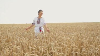 kız Ukrayna ulusal kostüm