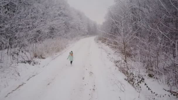 Il bambino corre lungo la strada forestale — Video Stock