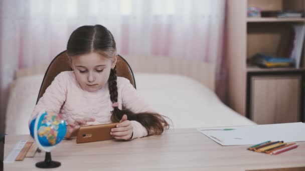 Kleines Mädchen mit Handy — Stockvideo