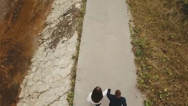 在跑道上散步的夫妻 — 图库视频影像