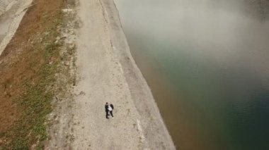 Pistte yürüyen çift