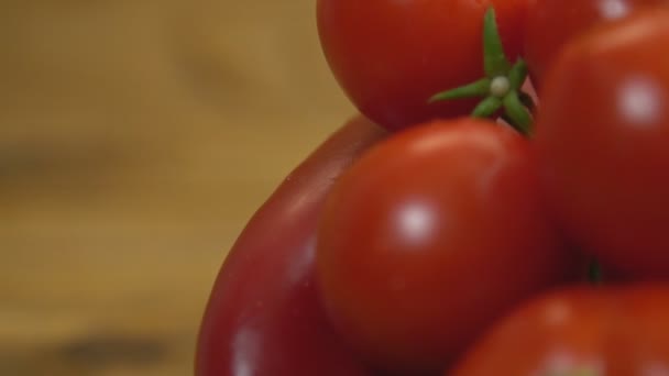 Ντομάτες, μπρόκολο, πιπέρι στο τραπέζι — Αρχείο Βίντεο