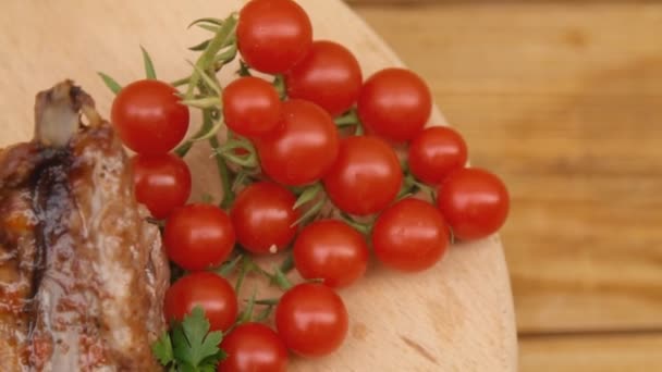 Vlees ribben op een houten tafel — Stockvideo