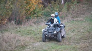 Çift dörtlü bisiklet sürüyor.