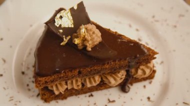 Beyaz tabakta çikolatalı pasta dilimi
