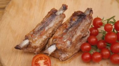 Tahta bir masada et kaburgaları.