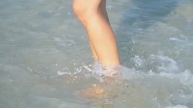 Dişi bacakları sığ denizde yürüyor